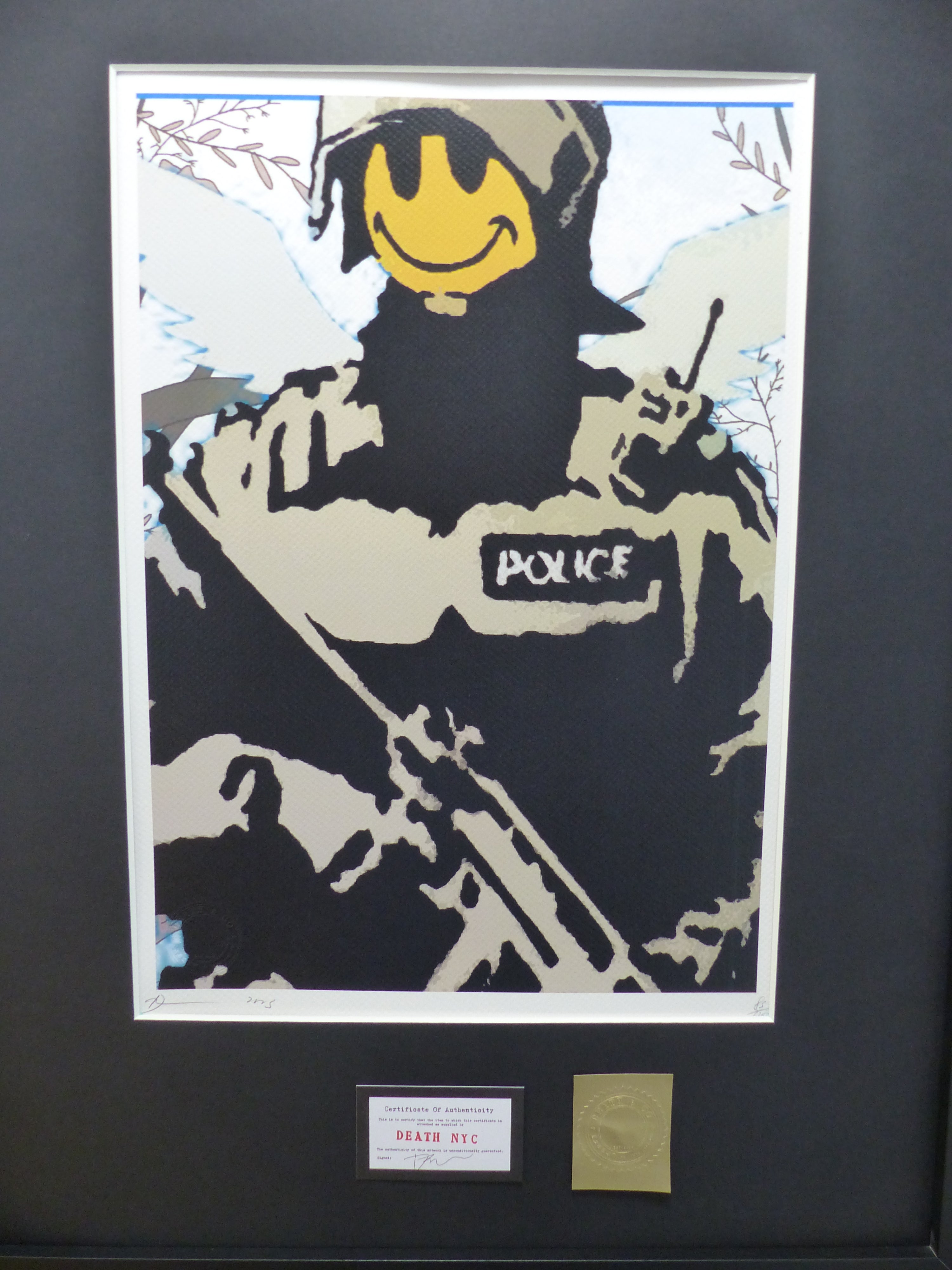 DEATH NYC fertig gerahmte Lithografie ltd. Edit of 120 "Banksy Police" 3D Siegel u COA