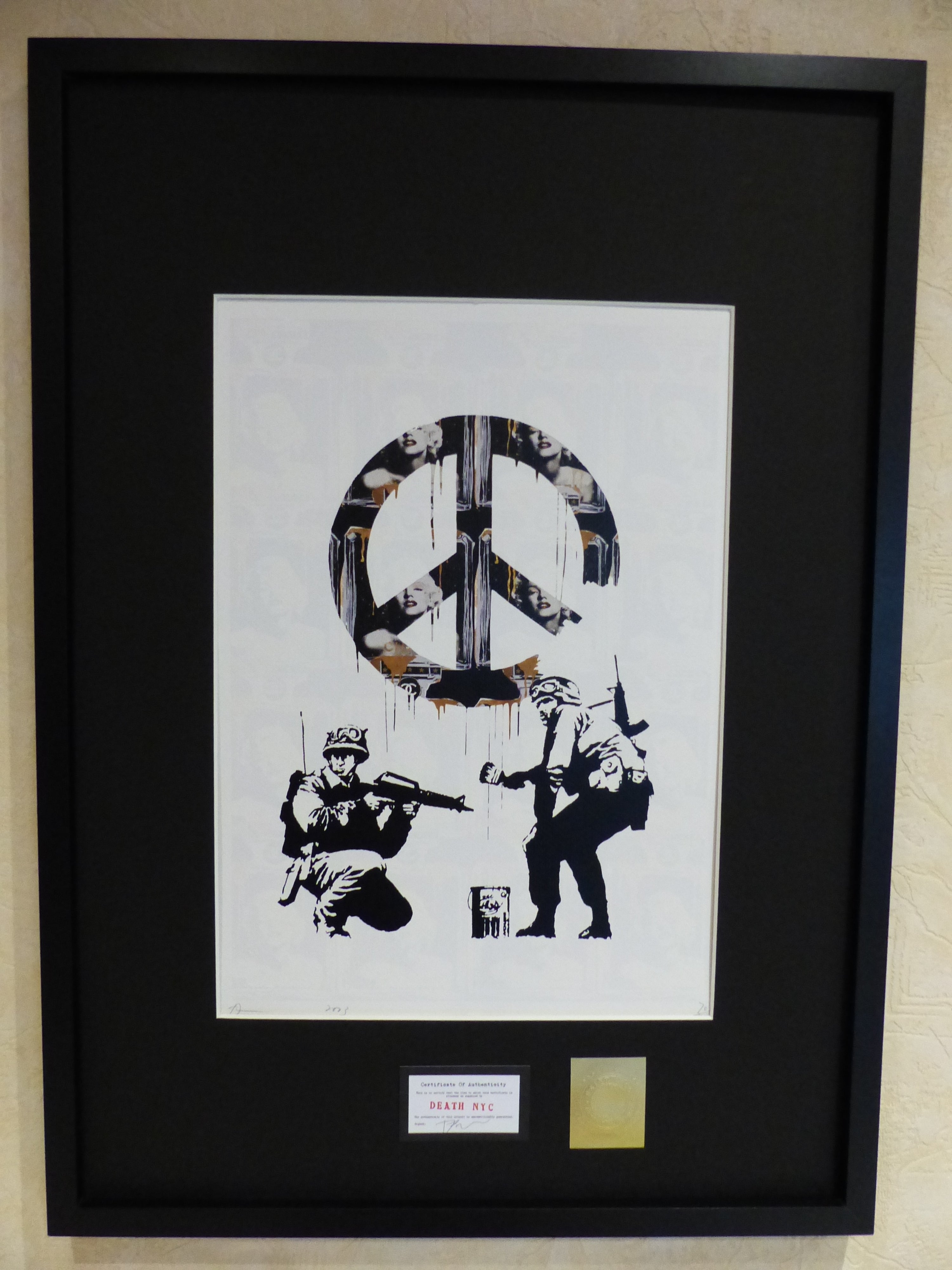 DEATH NYC fertig gerahmte Lithografie ltd.Edition "Peace Soldier Banksy II" 3D Siegel und COA