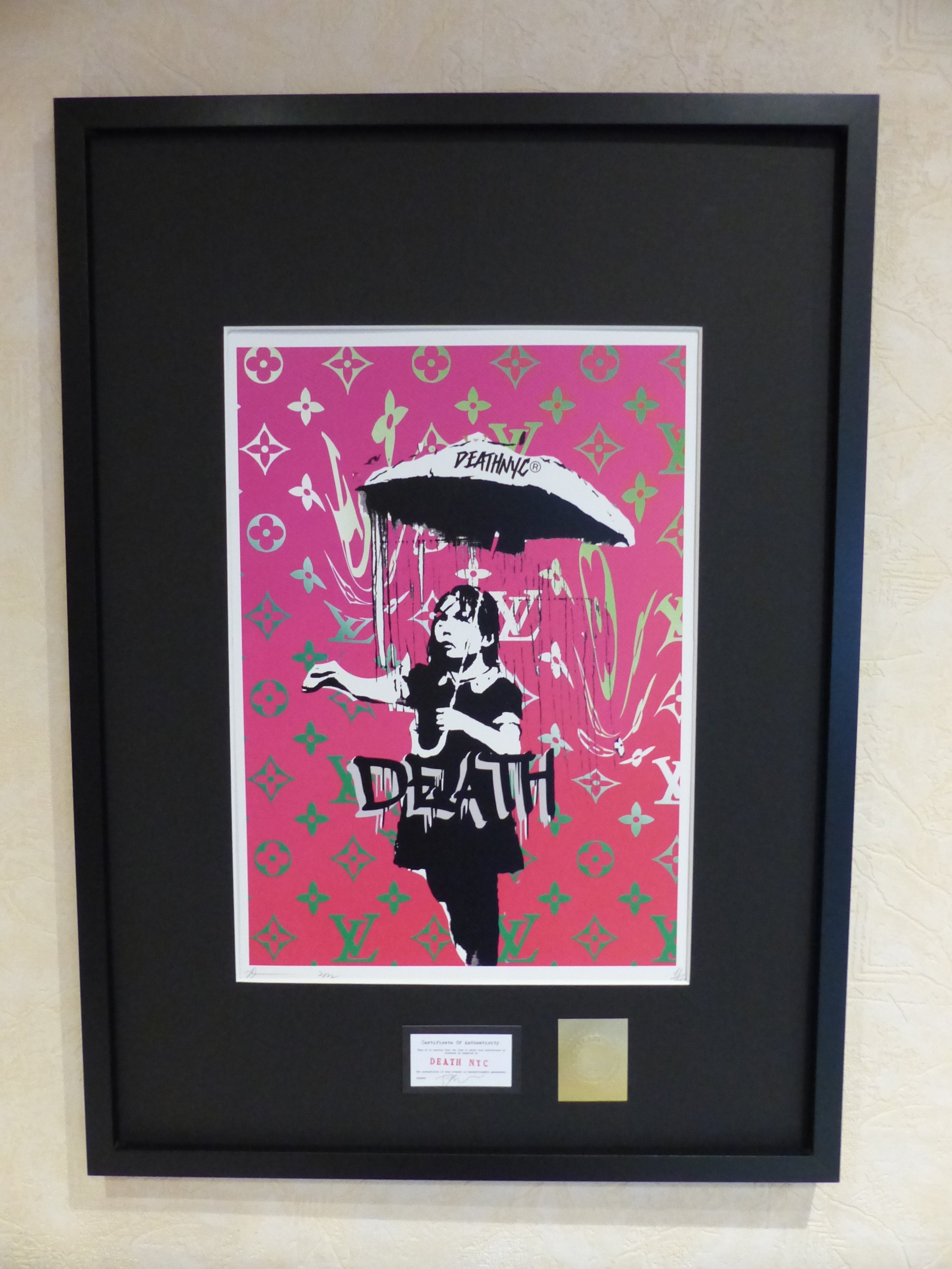 DEATH NYC fertig gerahmte Lithografie ltd. Edit of 100 " Banksy Umbrella Girl purple" 3D Siegel COA