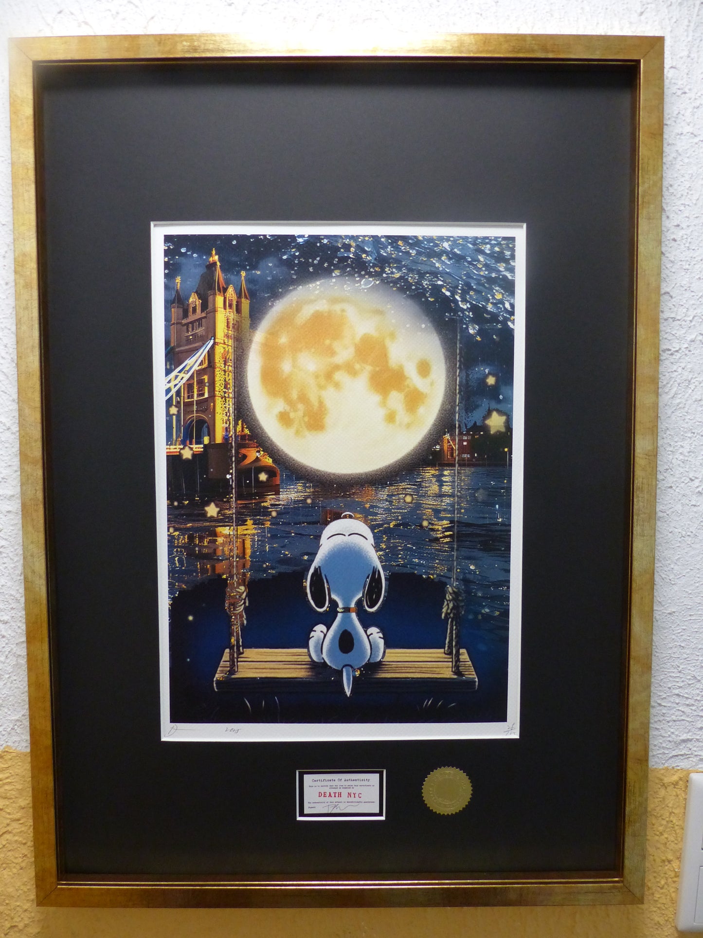 DEATH NYC gerahmte Lithografie ltd edit of 120 "Snoopy in the Moon by the Tower Bridge" 3D Siegel COA Zertifikat